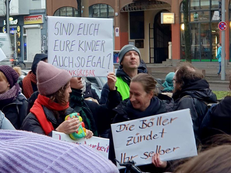 Foto vom #unkürzbar Protest am 23. Januar vor und im Rathaus Friedrichshain. 