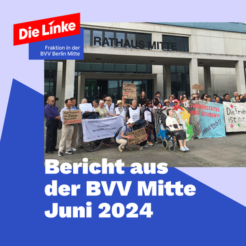 Grafik zum Bericht aus der BVV Mitte für Juni 2024. Vor einem blauen Hintergrund ist ein Foto vom Protest für den Erhalt der Friedensstatue Ari vor dem Rathaus Mitte zu sehen. Viele Menschen stehen dort mit Schildern und Bannern, die den Erhalt der Statue fordern. In der Mitte sitzt eine Plastikversion der Ari auf einem Stuhl.