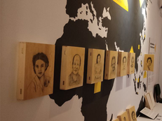Foto der Ausstellung des Museum der Trostfrauen. Zu sehen sind die Bleistiftzeichnungen auf Holz. Abgebildet sind die Frauen, deren Geschichte im Museum erzählt wird. 