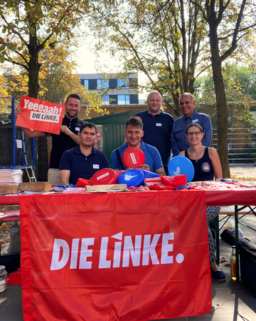 gruppenfoto sommerfriedensfest Foto des Stands der Linksfraktion Berlin Mitte beim Sommerfriedensfests. Zu sehen sind von rechts nach links Christoph Keller, Samiullah Malekzadeh, Leonard Diederich, Martin Neise, Thilo Urchs und Hannah Gerlof.