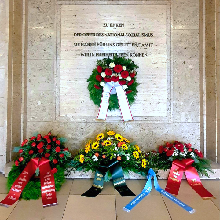 Foto der Gedenkkränze im Rathaus Tiergarten am Gedenksstein für die Opfer des Nationalsozialismus. 