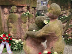 schmiererei rosenstraße Foto vom Holocaust Mahnmal in der Rosenstraße, dem „Block der Frauen“, während der Gedenkveranstaltung am 27. Februar 2024. Am Mahnmal stehen Blumen und Gedenkkränze. Als Überschrift steht darüber: „Wir verurteilen die schockierenden antisemitischen Schmierereien am Mahnmal in der Rosenstraß!“