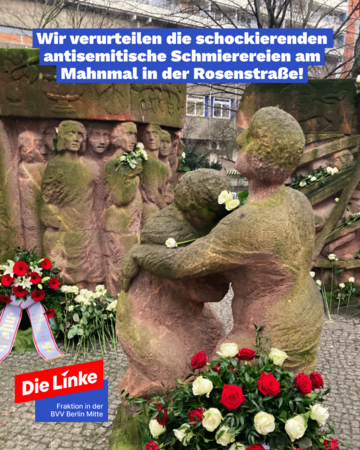 Foto vom Holocaust Mahnmal in der Rosenstraße, dem „Block der Frauen“, während der Gedenkveranstaltung am 27. Februar 2024. Am Mahnmal stehen Blumen und Gedenkkränze. Als Überschrift steht darüber: „Wir verurteilen die schockierenden antisemitischen Schmierereien am Mahnmal in der Rosenstraß!“