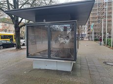 Foto des ausgebrannten Ausstellungskasten vor dem Rathaus Tiergarten.