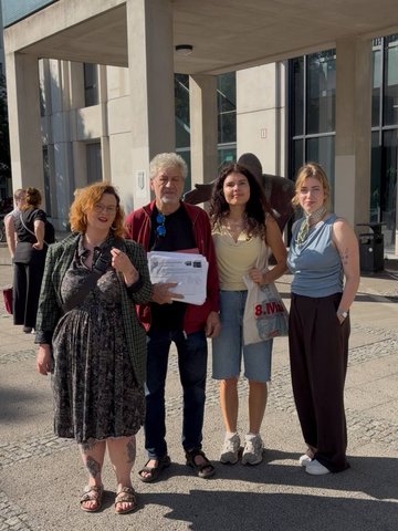 MdB Stella Merendino und die Direktkandidat*innen für das Abgeordnetenhaus Deike Janssen und Martha Kleedörfer bei der Übergabe der Unterschriften für den Einwohner*innenantrag zum Erhalt des Humboldthain-Clubs