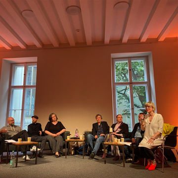 Veranstaltungsfoto vom Podium während der Diskussionsrunde.