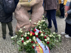 Foto vom Gedenken beim Block der Frauen. Zu Fuße der zentralen Statuen liegt ein Gedenkkranz der Stadt Berlin.