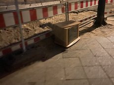 Foto von Sperrmüll auf einem Gehweg in Mitte.