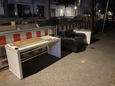 Foto von Sperrmüll auf einem Gehweg in Mitte.