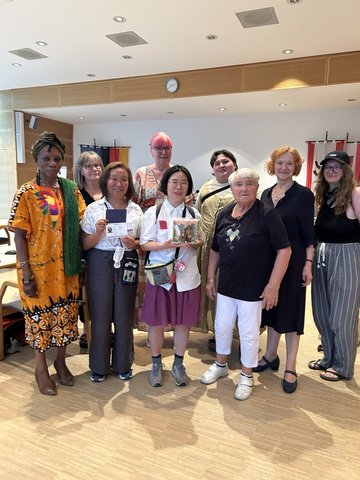 Gruppenfoto vom Kulturausschuss mit Ingrid Bertermann, Mitgliedern der Grünen und SPD Fraktionen und Aktivistinnen, die sich für die Trostfrauenstatue einsetzen u.a. vom Koreaverband.