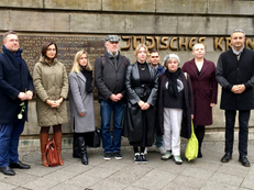 Gruppenfoto von Bezirksverordneten in Berlin-Mitte vor dem Jüdischen Krankenhaus.