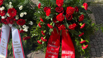 Foto des LINKEN Blumenkranzes am Gedenkstein für die Maueropfer. Auf der Schlaufe steht: „Wir gedenken den Todesopfern an der Berliner Mauer.“