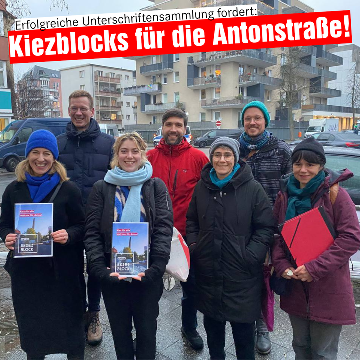 Gruppenfoto von der Übergebung der Unterschriftensammlung der Antonkiezblockinitative an den Verkehrsausschuss der BVV-Mitte. Darüber steht „Erfolgreiche Unterschriftensammlung fordert: Kiezblocks für die Antonstraße!“